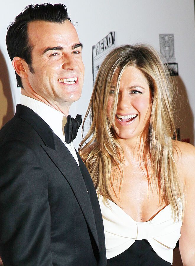 Энистон нарядилась на торжественную церемонию. Фото