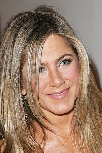 Энистон нарядилась на торжественную церемонию. Фото