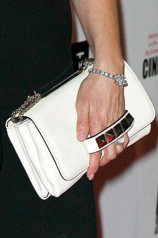 Энистон нарядилась на торжественную церемонию. Фото