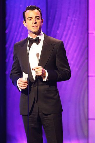 Энистон нарядилась на торжественную церемонию. Фото