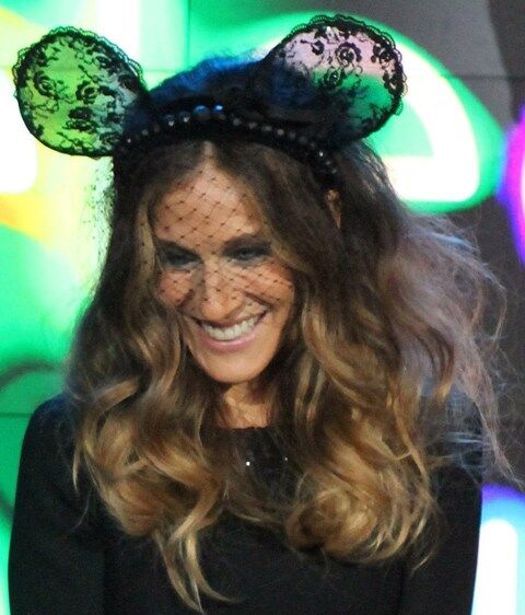 Паркер выплясывает с Минни Маус на Barney's New York. Фото