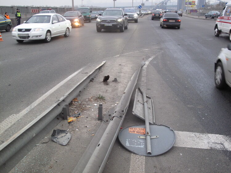 В Киеве в столкновении микроавтобуса и джипа пострадали дети