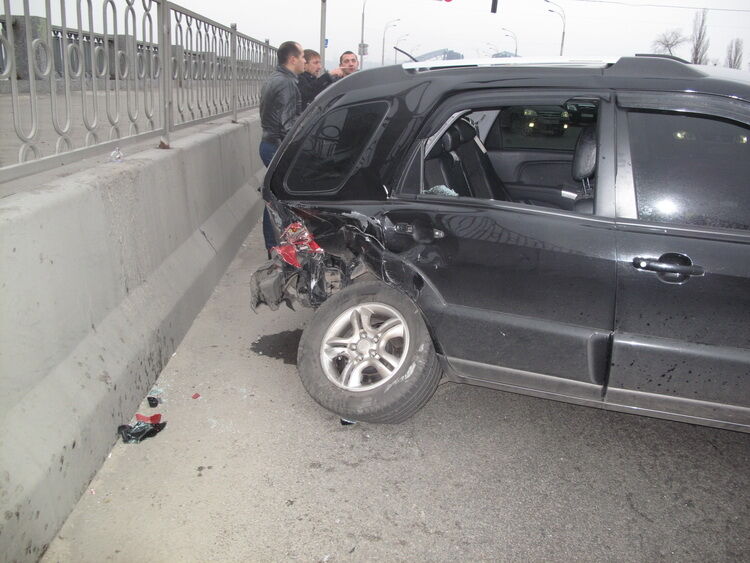 В Киеве в столкновении микроавтобуса и джипа пострадали дети
