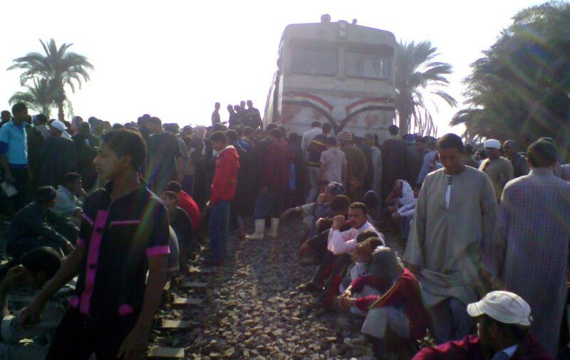 В Египте поезд протаранил школьный автобус: 45 погибших