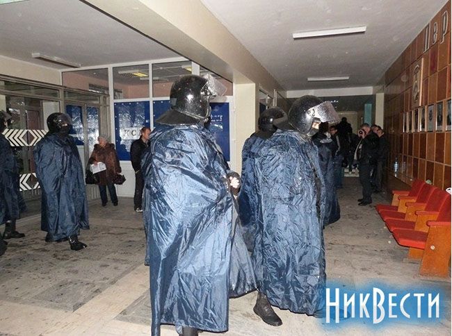 Силовики оцепили подход к зданию ОИК №132 в Первомайске