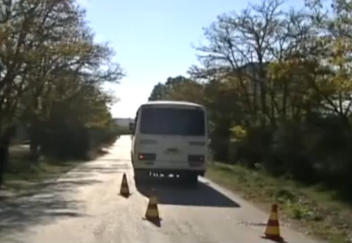 Жуткое ДТП в Крыму: маршрутка оторвала женщине ноги. Видео  