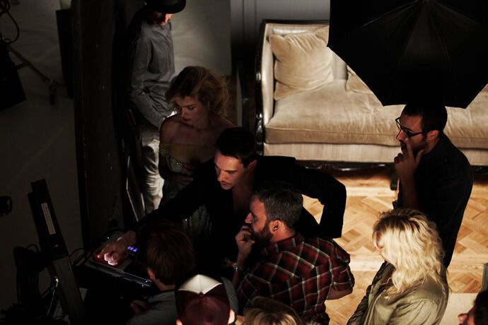 Водянова выглядит влюбленной для Marie Claire. Фото