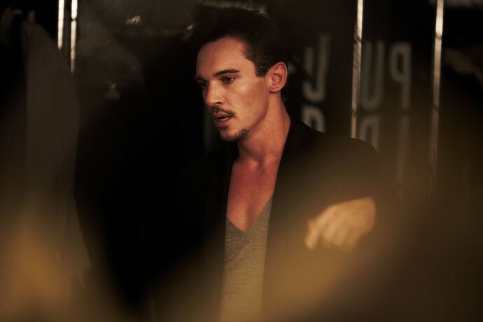 Водянова выглядит влюбленной для Marie Claire. Фото