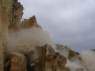 У Криму обвалили в море скелю-вбивцю вагою 500 тонн. Фото