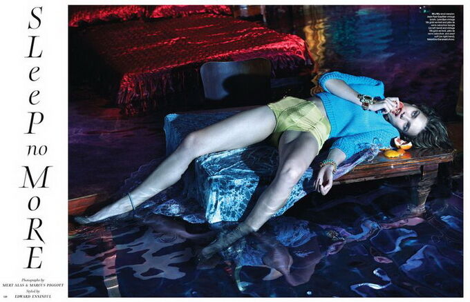 Водянова плавает по комнате для W Magazine. Фото