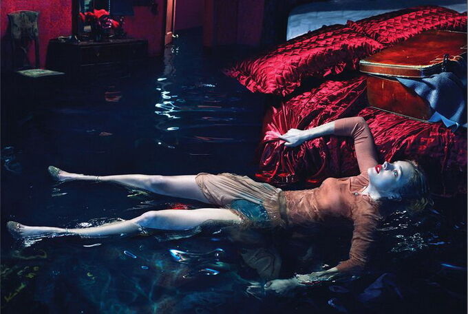 Водянова плавает по комнате для W Magazine. Фото