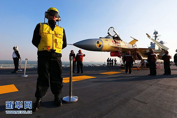 Китай впервые посадил истребитель на украинский авианосец