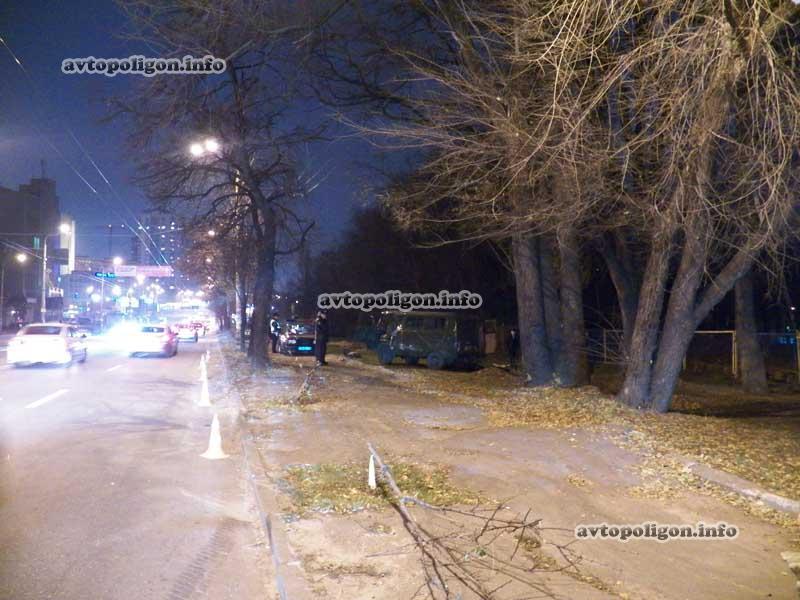 В Киеве солдат выпал из машины и погиб 