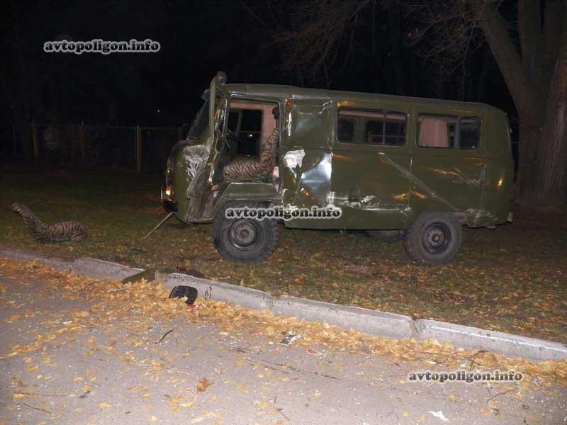 В Киеве солдат выпал из машины и погиб 