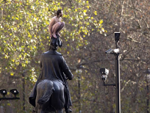 Голый украинец на памятнике парализовал центр Лондона. Фото. Видео