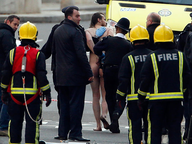 Голый украинец на памятнике парализовал центр Лондона. Фото. Видео