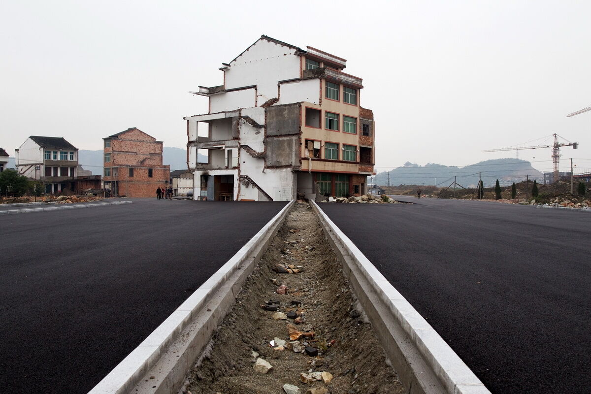 В Китае пятиэтажный дом стоит посреди автострады. Фото  