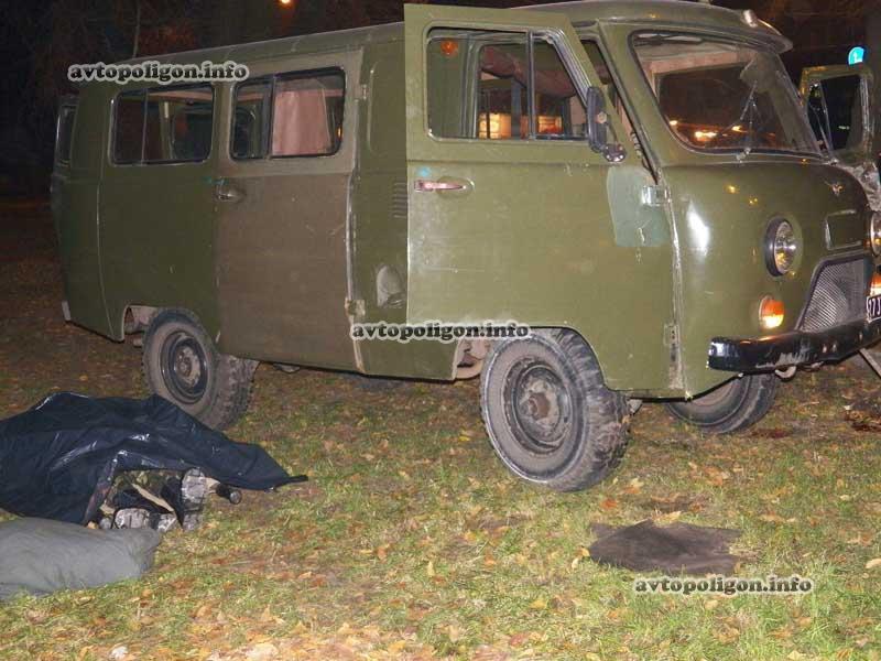 В Киеве солдат выпал из машины и погиб 