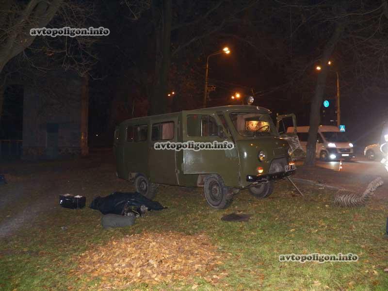 В Киеве солдат выпал из машины и погиб 