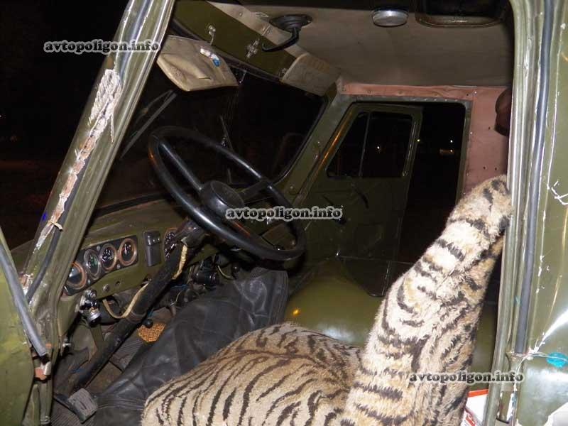 В Киеве солдат выпал из машины и погиб 