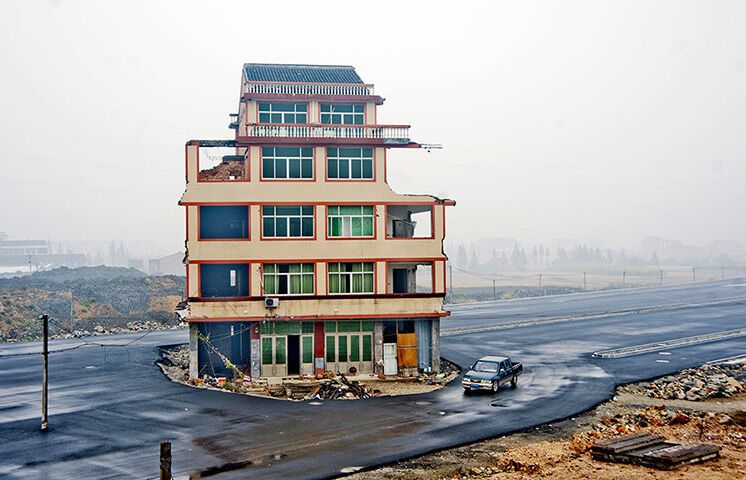 В Китае пятиэтажный дом стоит посреди автострады. Фото  