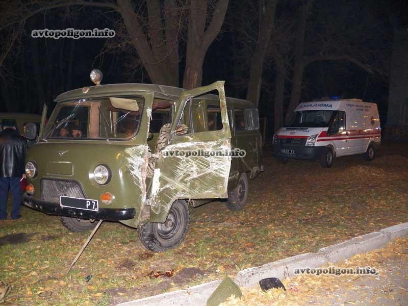 В Киеве солдат выпал из машины и погиб 