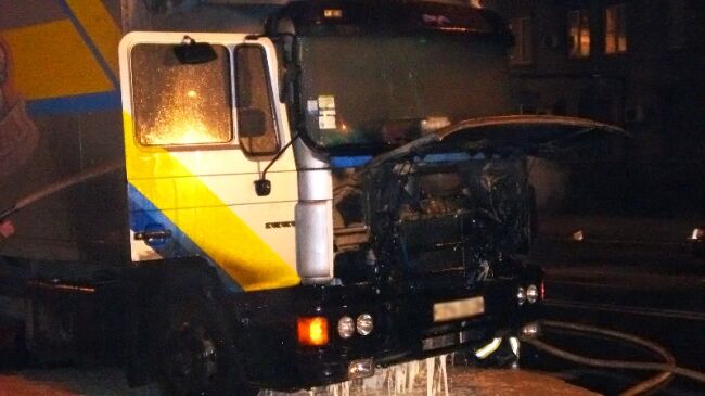 В Киеве на дороге загорелся грузовик