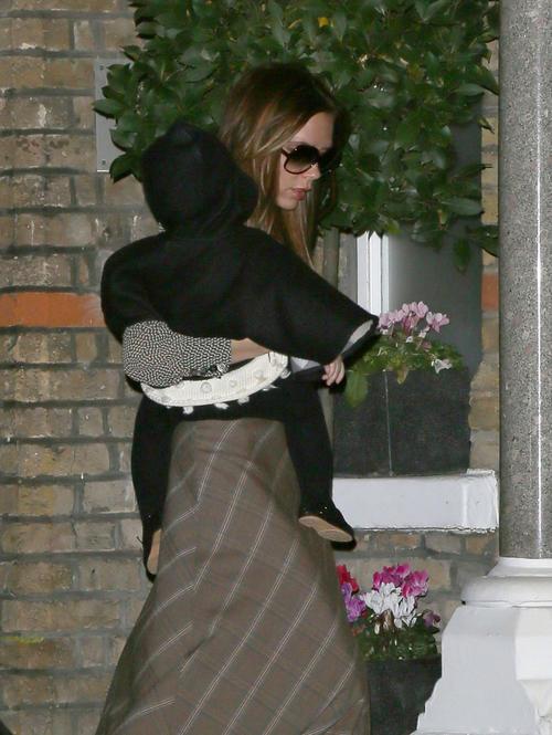 Детишки Бекхэмов сами ходят в гости. Фото