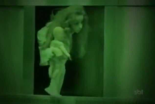 Девочка-призрак довела до истерики пассажиров лифта. Фото. Видео