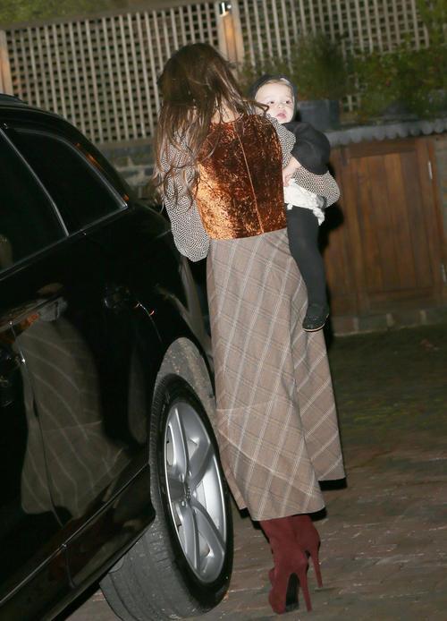 Детишки Бекхэмов сами ходят в гости. Фото