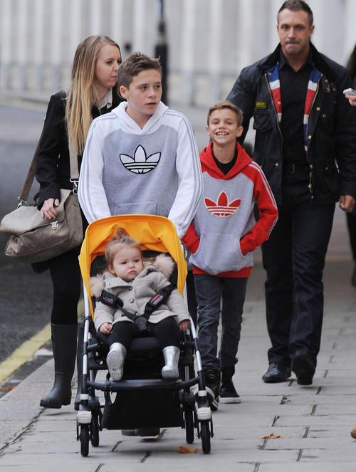 Детишки Бекхэмов сами ходят в гости. Фото