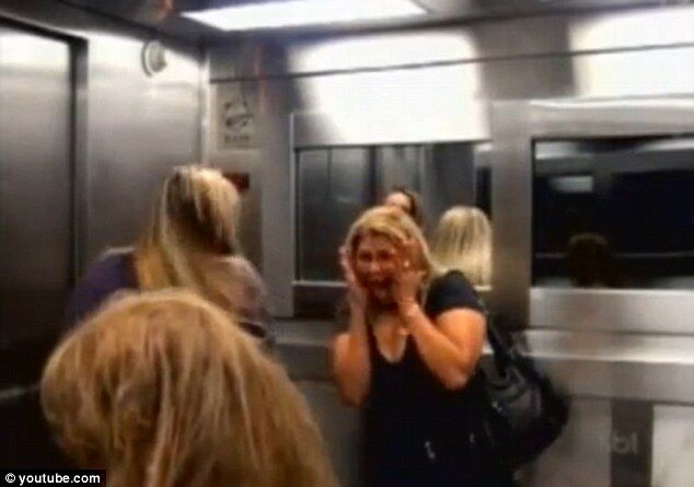 Девочка-призрак довела до истерики пассажиров лифта. Фото. Видео