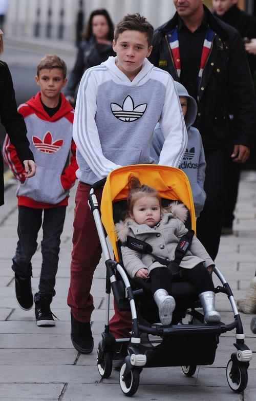 Детишки Бекхэмов сами ходят в гости. Фото