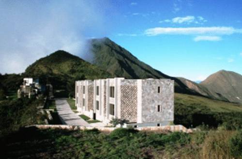 Отель в кратере потухшего вулкана. Фото