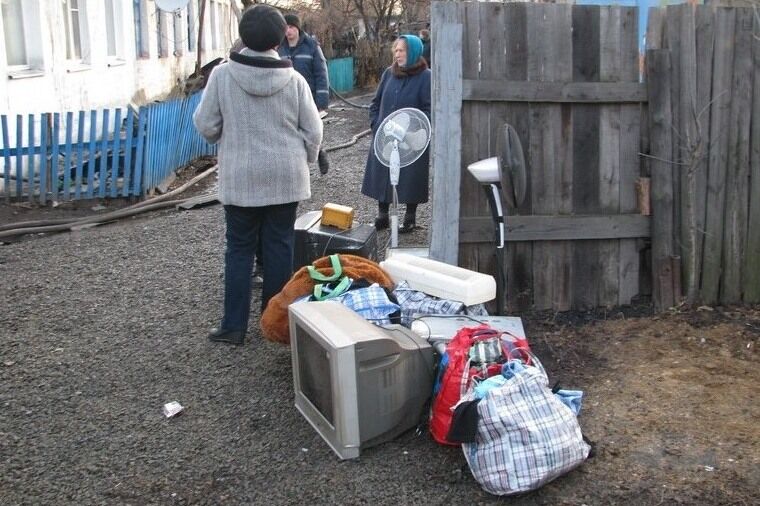 Спасатели пять часов тушили пожар в жилом доме на Луганщине
