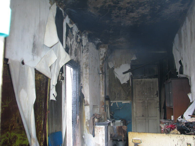 Спасатели пять часов тушили пожар в жилом доме на Луганщине