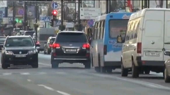Киевский губернатор гоняет по встречной полосе. Видео