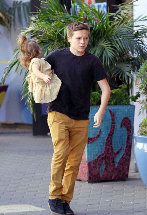 Старший сын Виктори Бекхэм уже выше матери. Фото