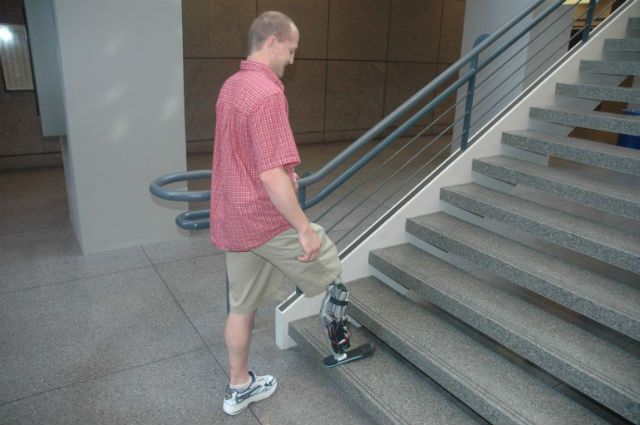 Человек с протезом ноги пешком поднялся на небоскреб