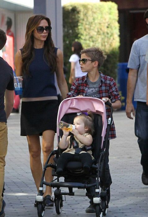 Старший сын Виктори Бекхэм уже выше матери. Фото