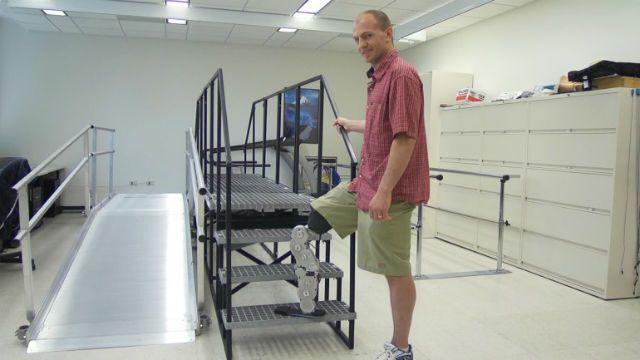 Человек с протезом ноги пешком поднялся на небоскреб