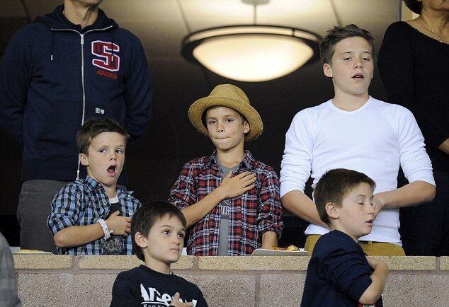 Старший сын Виктори Бекхэм уже выше матери. Фото