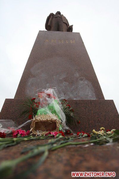 На пам'ятнику Леніну в Житомирі написали нецензурне слово