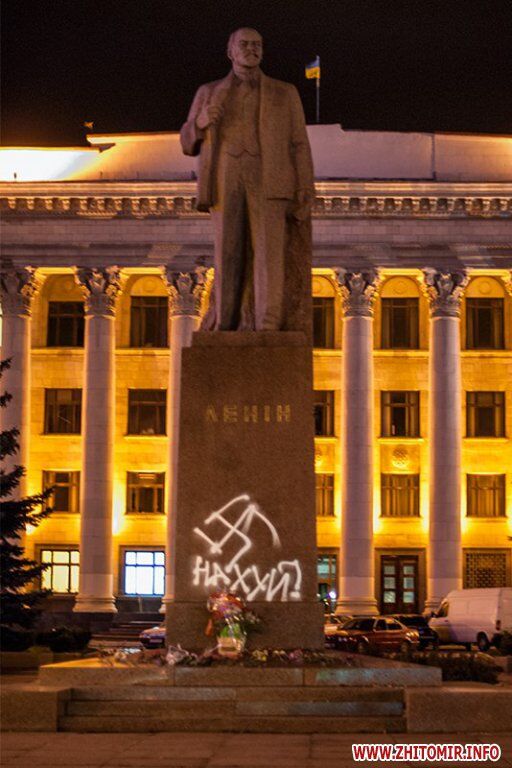 На пам'ятнику Леніну в Житомирі написали нецензурне слово