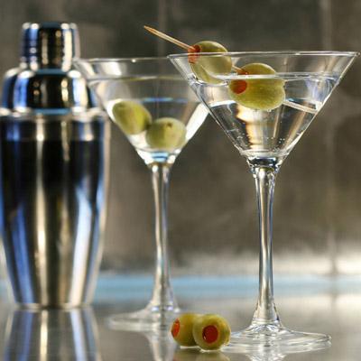 Водка-мартини (Vodka Martini)
Рецепт: 75 мл водки, 15 мл сухого вермута, 1 зеленая оливка и 1 долька лимона. По желанию, добавить каплю апельсинного биттера или агностуру. Взбалтывать в шейкере вместе со льдом 30 секунд. Украсить оливкой или лимоном.
За всю бондиану Агент 007 лишь дважды отступил от правила "взбалтывать, но не смешивать": в эпизоде фильма "Живешь только дважды" (1967), когда связной угощает его коктейлем, приготовленным наоборот, и в "Казино Рояль" (2006), когда Бонд проигрывает миллионы долларов Ле Шиффру за покерным столом.