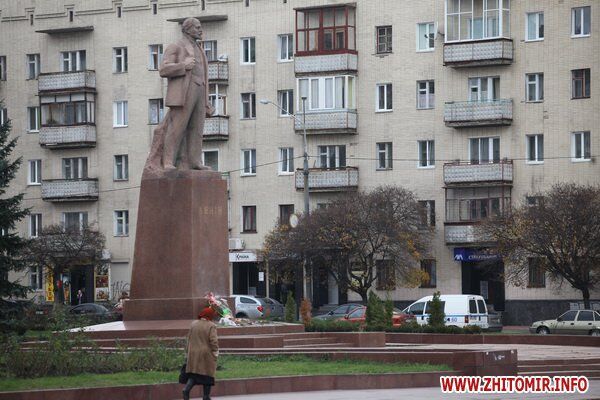 На памятнике Ленину в Житомире написали нецензурное слово