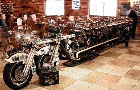 Создан 10-местный мотоцикл с семью двигателями. Фото 
