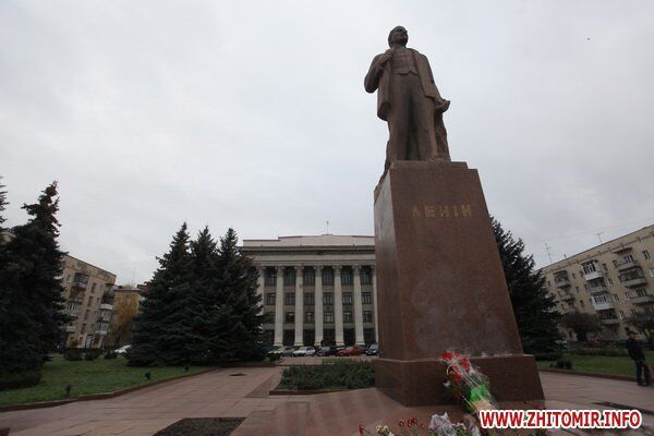 На памятнике Ленину в Житомире написали нецензурное слово