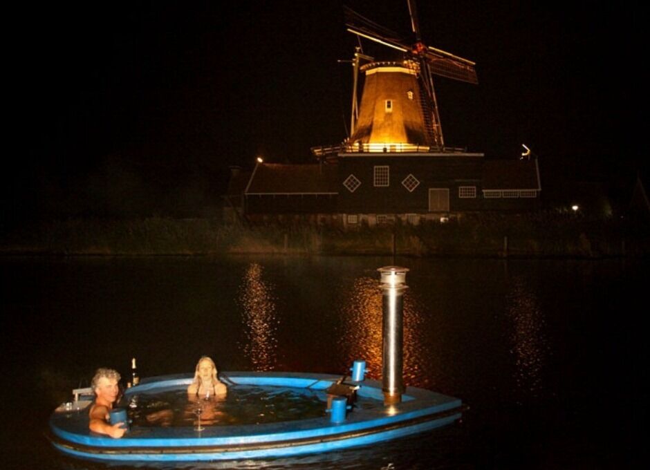 Создана лодка-джакузи на дровах. Фото 