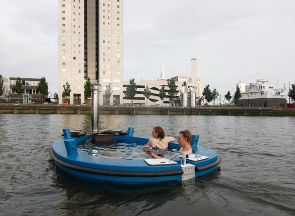 Создана лодка-джакузи на дровах. Фото 